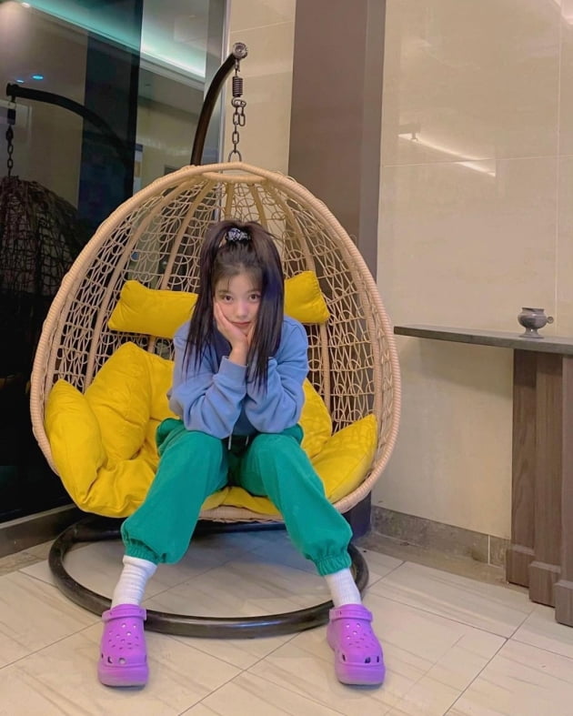 '24살' 김유정, '20세기' 17살 풋풋한 교복 사진 공개 "보고 싶어"…찐친들과 '깨발랄'