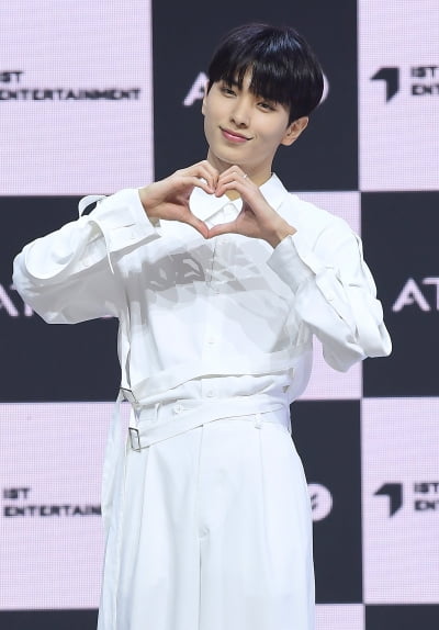 {TEN 포토] ATBO 류준민 '하트도 사랑스러워'