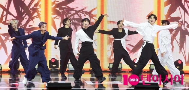 {TEN 포토] ATBO '타이틀곡 '애티튜드' 무대'