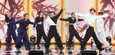 {TEN 포토] ATBO '타이틀곡 '애티튜드' 무대'
