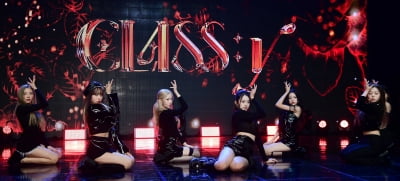 {TEN 포토] 클라씨 '타이틀곡 'Tick Tick Boom(틱틱붐)' 무대'