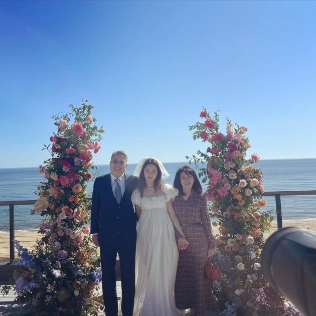 '케빈오♥' 공효진, 바다 펼쳐진 '뉴욕 스몰웨딩'…엄마·아빠 손 꼭 잡은 새신부