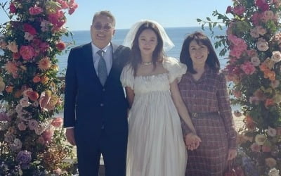 '케빈오♥' 공효진, 바다 펼쳐진 '뉴욕 스몰웨딩'…엄마·아빠 손 꼭 잡은 새신부
