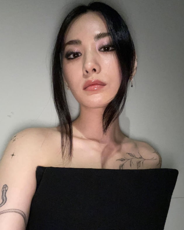 "하고 싶어서 한 것"…'전신 문신' 나나, 과감한 포즈로 드러낸 자신감