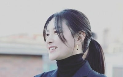 이영애, 미소로 드러낸 우아함…50대의 '동안 미모' 과시