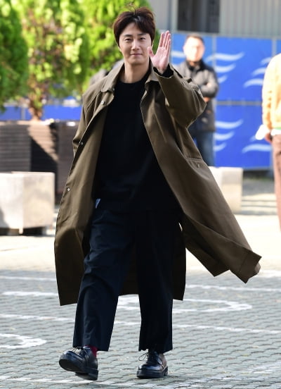 [TEN 포토] 정일우 '트렌치코트 휘날리며~'