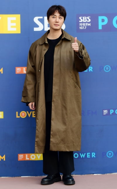 [TEN 포토] 정일우 '영화 '고속도로 가족' 엄지척'
