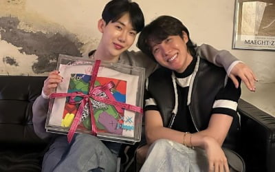 "둘이 닮았는데?"…BTS 제이홉, 조권 품에 쏙