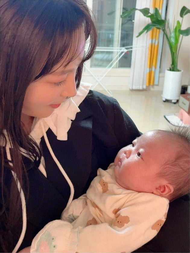윤승열♥김영희 딸, 엄마는 어쩌고 '이쁜 이모'한테 빠진 모습…"눈을 못 떼는구나"