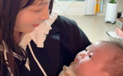 윤승열♥김영희 딸, 엄마는 어쩌고 '이쁜 이모'한테 빠진 모습…"눈을 못 떼는구나"