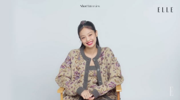 제니, 숨기지 않는 '명품 사랑'…"CC마크 미니백은 아이코닉" 