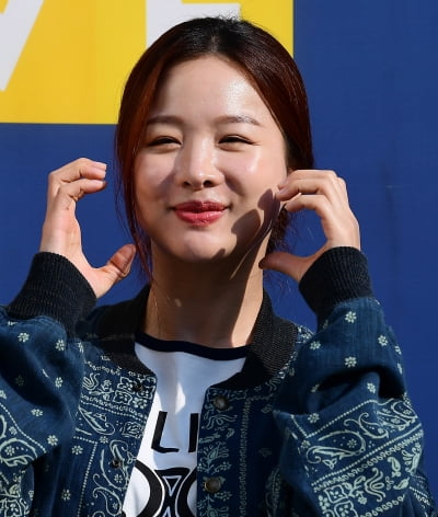 [TEN 포토] EXID 솔지 '볼하트도 귀엽게'