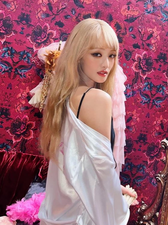 슬립 원피스 입고 '노출'…민니, 아찔한 매력
