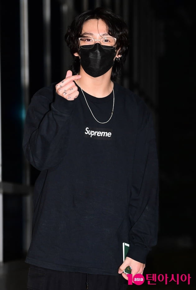 [TEN 포토+] 방탄소년단 정국 '달빛아래 팬 챙기는 월드스타'