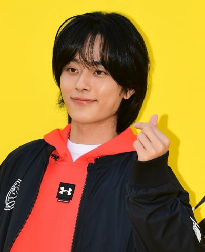 [TEN 포토] 유선호 '스윗한 하트'