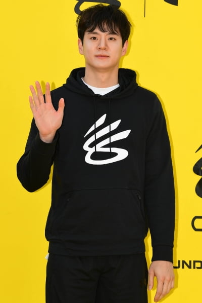 [TEN 포토] 문수인 '쭈볏쭈볏'