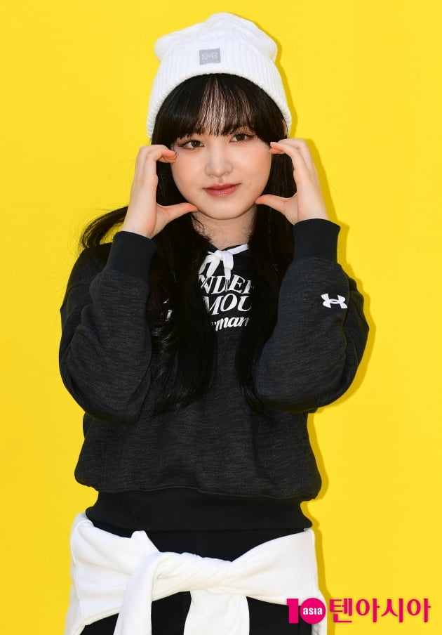 [TEN 포토] 아이브 리즈 '깜냥이 사랑스러운 볼하트'