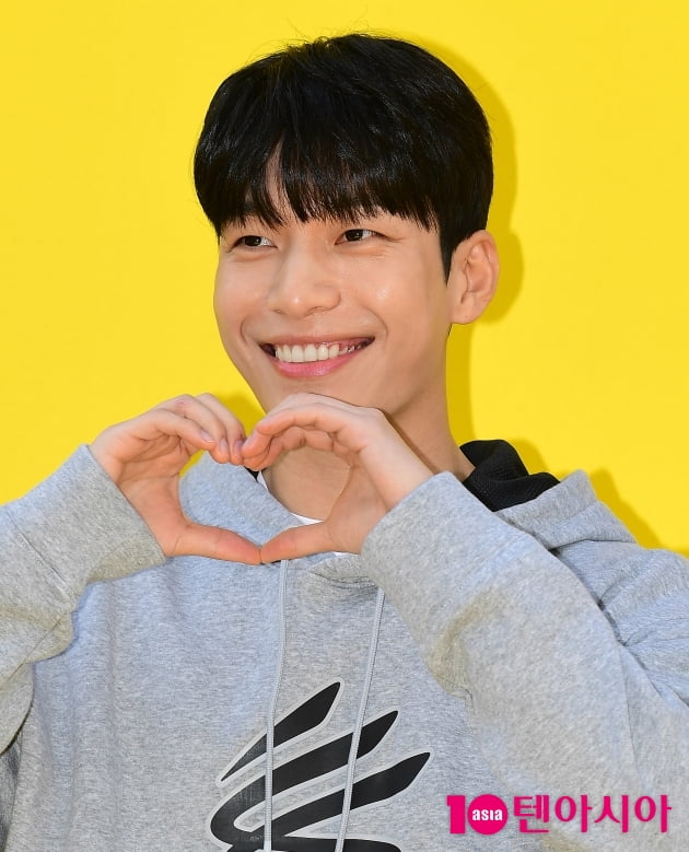 [TEN 포토] 위하준 '여심 사로잡는 하트'