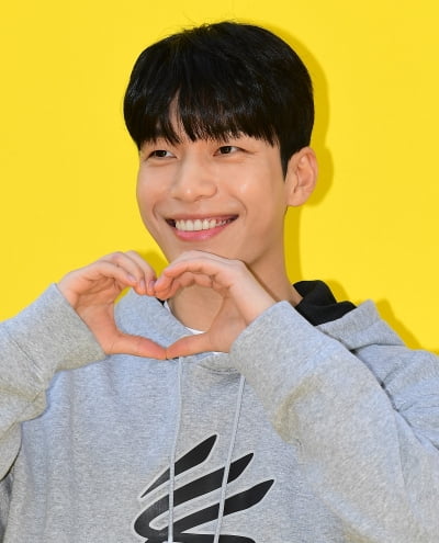 [TEN 포토] 위하준 '여심 사로잡는 하트'