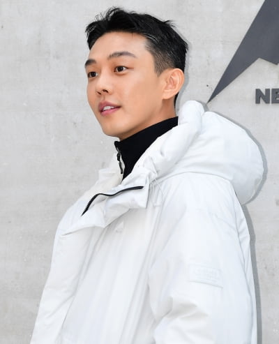 [TEN 포토] 유아인 '샤프한 옆선'