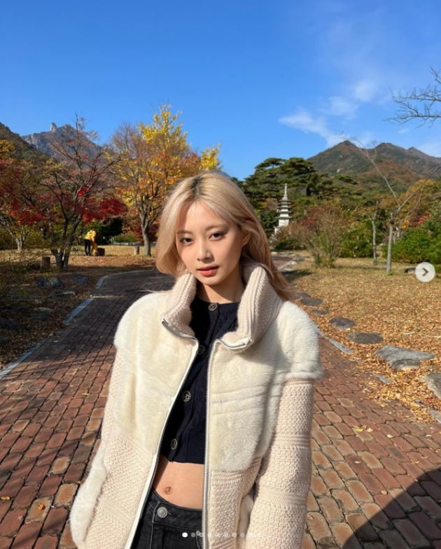 트와이스 쯔위, 크롭톱으로 섹시하게...단풍놀이로 힐링중