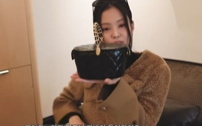 "어머 이게 가방인가?" 제니, C사가 선물한 '피크닉백'에 '깜짝'('Jennierubyjane')