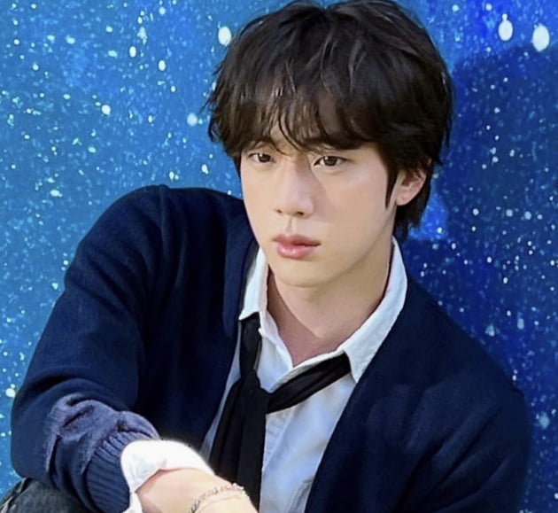 방탄소년단 진 'The Astronaut' 월드와이드 아이튠즈 톱 송 차트 1위..아이튠즈 100개국 1위 에 이어지는 해외 매체들 호평