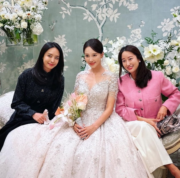 '아들맘' 전혜빈 "딸 시집 보내는 마음"…아유미 결혼식에서 눈물 훌쩍
