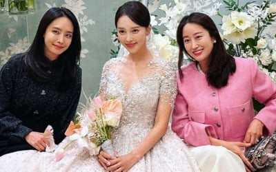 '아들맘' 전혜빈 "딸 시집 보내는 마음"…아유미 결혼식에서 눈물 훌쩍