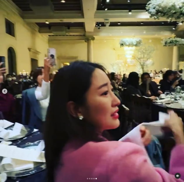 '아들맘' 전혜빈 "딸 시집 보내는 마음"…아유미 결혼식에서 눈물 훌쩍