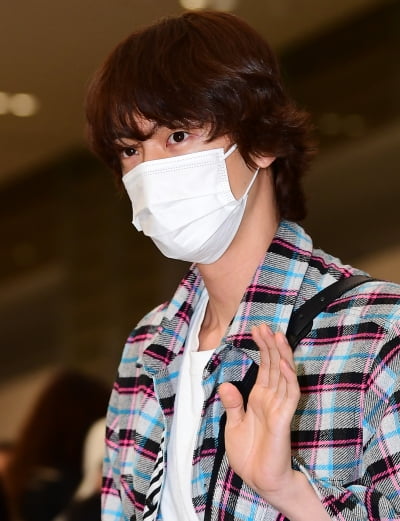 [TEN 포토] 방탄소년당 진 '매력 손인사'