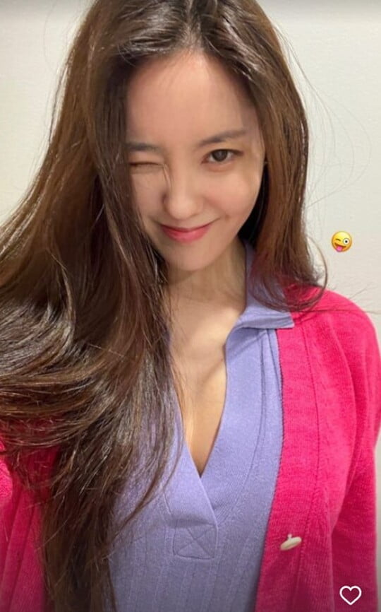 효민, 니트 입어도 감출 수 없는 글래머 몸매…여신 미모는 덤 [TEN★]