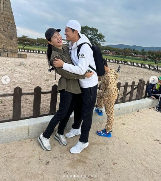 장영란♥한창, 사랑꾼 부부의 과감한 길거리 스킨십…아들 "또 시작이네" [TEN★]