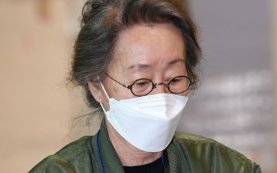 [공식] 후크 측 "윤여정과 계약 종료? 사실무근, 전혀 아냐"