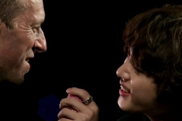 방탄소년단 진, 콜드플레이와의 'The Astronaut' 라이브... 세계적 폭발 반응