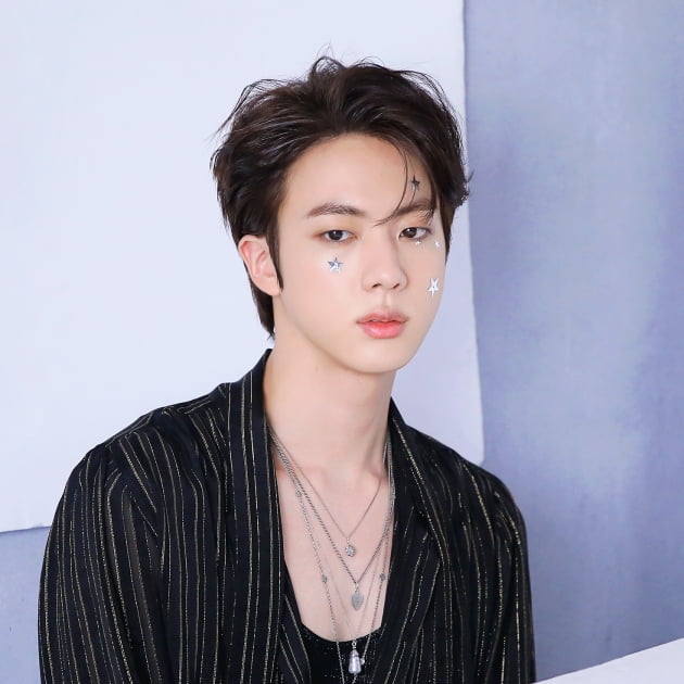 방탄소년단 진, 소년미 넘치는 콘셉트 포토 공개.. '얼굴 천재' 증명