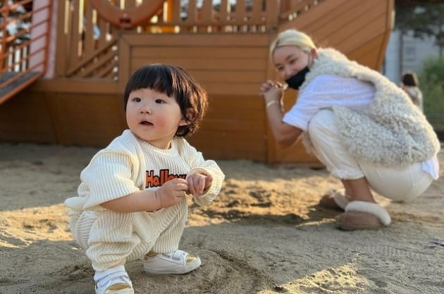 '11세 연하♥' 배윤정, 모성애 가득 아들맘 "아프지 말고 지금처럼만"