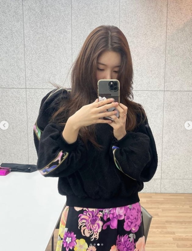 정채연, 꽃무늬 치마 기죽이는 청초한 미모...핑크백이 포인트