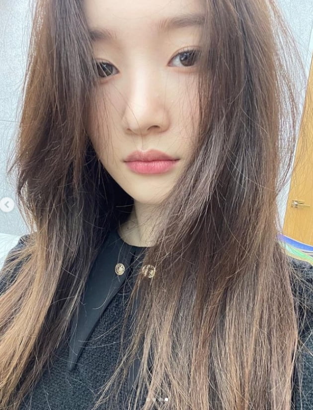 정채연, 꽃무늬 치마 기죽이는 청초한 미모...핑크백이 포인트