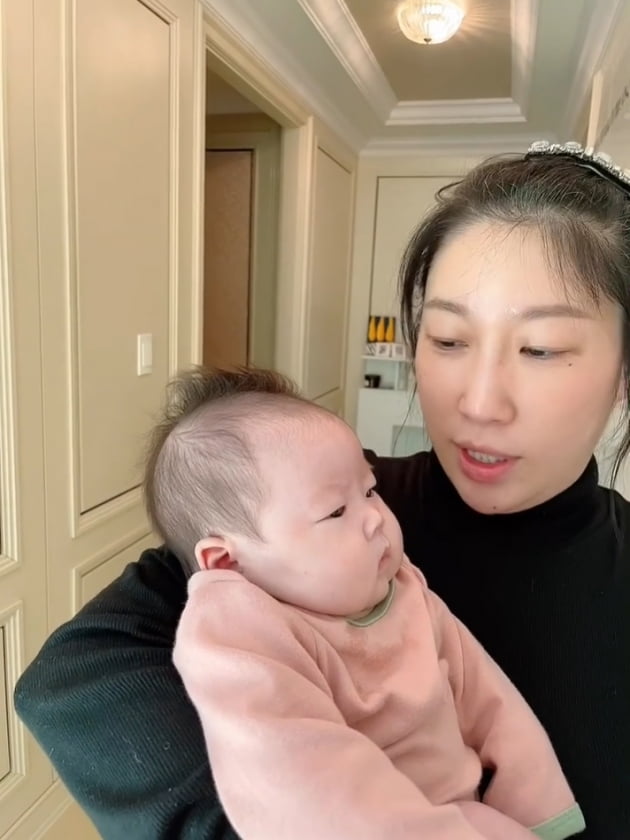 '10살 연하♥' 김영희, 빨라도 너무 빠른 2개월 딸 조기 미술 교육 "불혹 엄마의 교육"