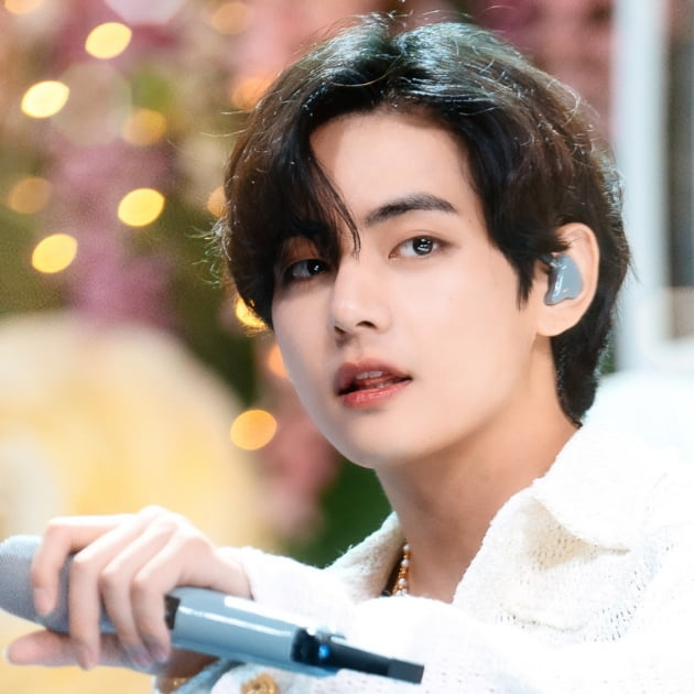 방탄소년단 뷔 자작곡 '블루 앤 그레이', 스포티파이 2억 천만 스트리밍 돌파..."가장 시적이고 감성적인 트랙"