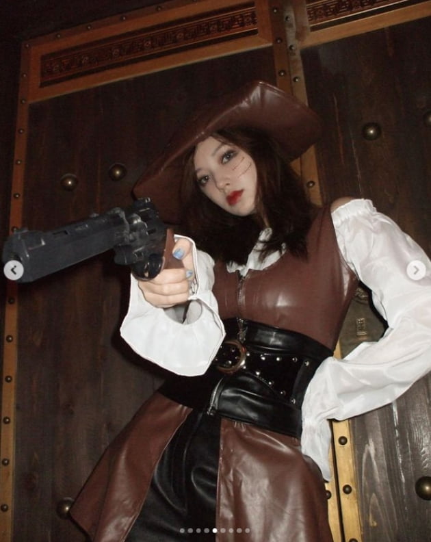 '역사왜곡 논란' 우주소녀 성소, 中 총 들고 있는 해적 변신...신났네
