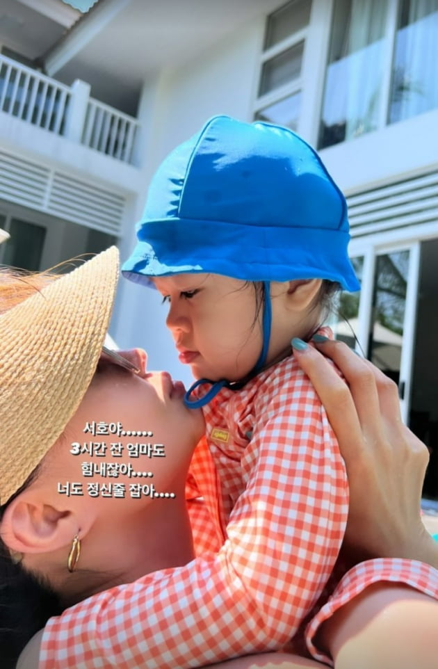 '베트남 다낭 여행 중' 양미라, 수영하다 잠투정 아들에 "3시간 잔 엄마도 힘내잖아"