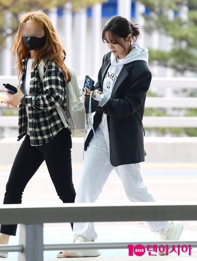 [TEN 포토] 김세정 '매니저 보호 받으며 출국'