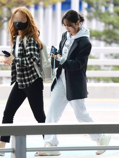 [TEN 포토] 김세정 '매니저 보호 받으며 출국'