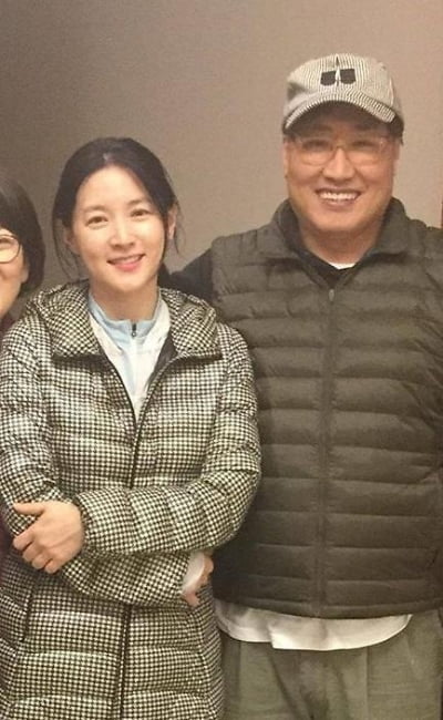 이영애, 200억 기부한 ♥남편 따라 또 나섰다…외국인들에 도움의 손길[TEN피플]
