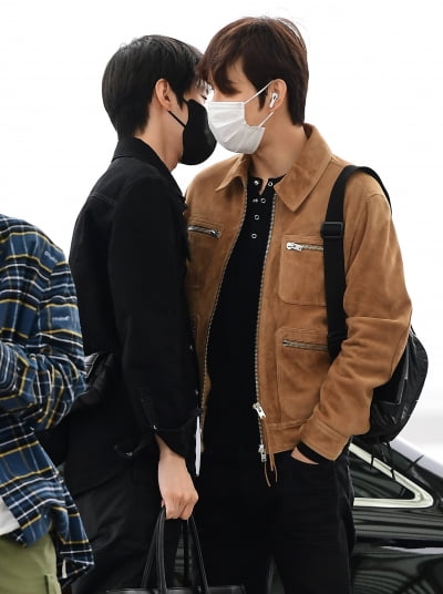 [TEN 포토] NCT127 도영-정우 '귓속말로 속닥속닥'
