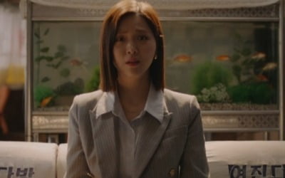 '천원짜리' 김지은, 칼 단발→ 깔끔 슈트핏…무지개 빛 매력