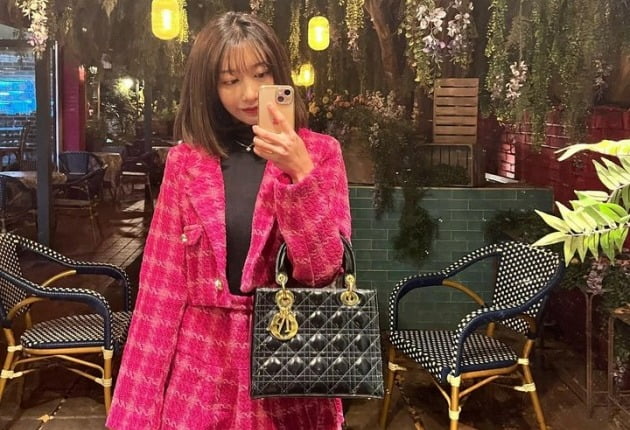 '이지훈♥' 아야네, 핫핑크 공주…한 손엔 750만원 D사 가방 또 다른 손엔 H사 가방