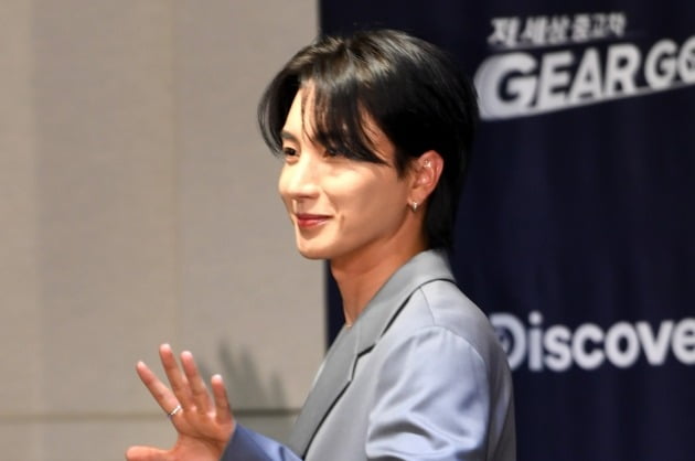 이특, 슈퍼주니어 데뷔 17주년 자축 "시간 흐름·무게 잘 견디고 멋지게 성장"